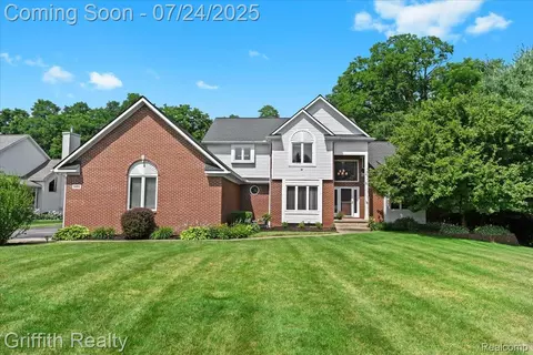 1805 Mist Wood Dr, Howell, MI 48843