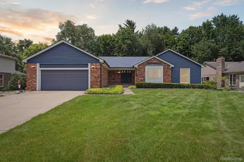 1726 Black Maple Dr, Rochester Hills, MI 48309