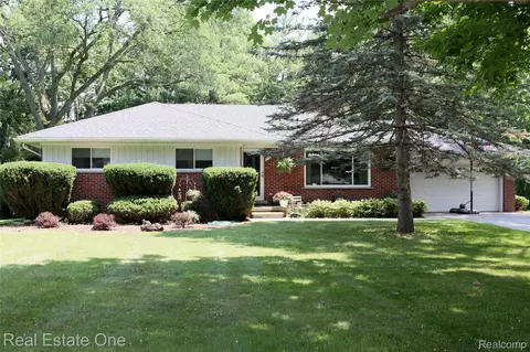 483 Rochdale Dr S, Rochester Hills, MI 48309