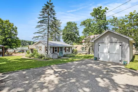 636 Swains Lake Dr, Pulaski, MI 49237