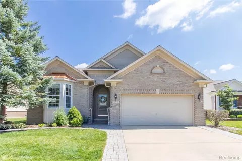 24179 Charlevoix St, Flat Rock, MI 48134