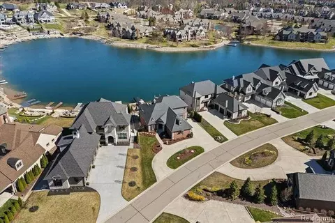 8353 Pier Point Ct, Green Oak, MI 48178