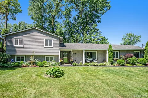 890 Beachway Dr, White Lake, MI 48383