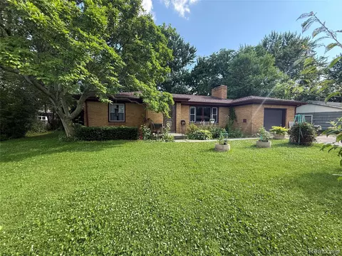 4204 Weston Dr, Burton, MI 48509