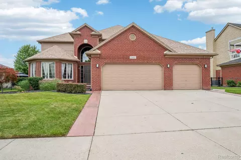 21682 Phoenix Dr, Macomb, MI 48044
