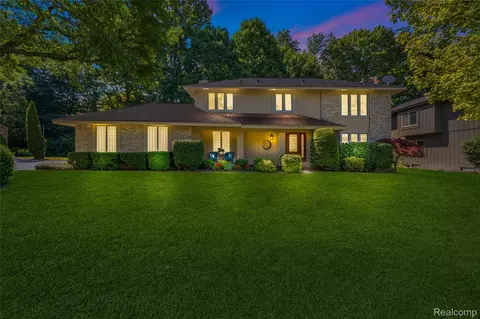 34451 Oak Forest Dr, Farmington, MI 48331