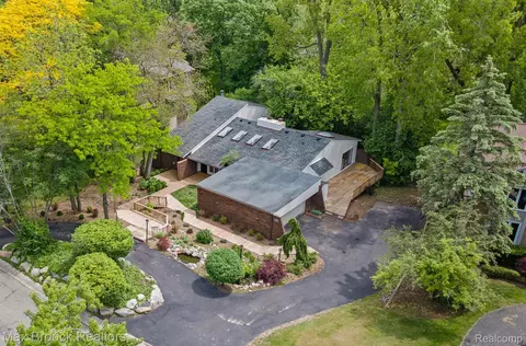 4355 Middleton Dr, Bloomfield Hills, MI 48302