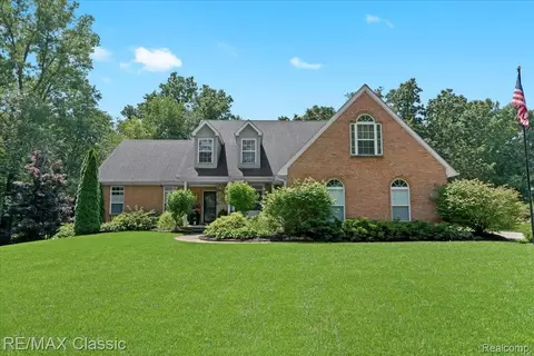 2821 Allison Ln, Highland, MI 48357