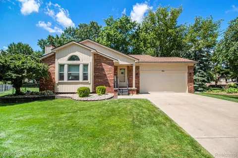 761 Stoney Dr, South Lyon, MI 48178