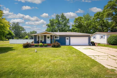 5021 Lakeborn Dr, White Lake, MI 48383