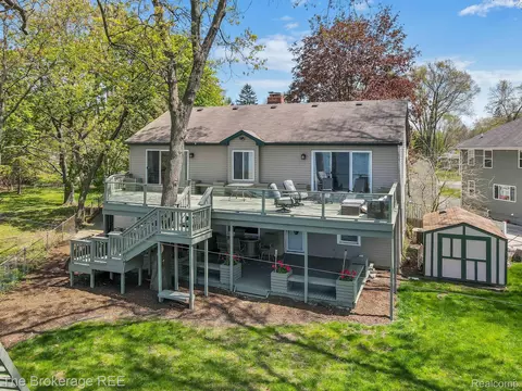 3085 Whitfield Dr, Waterford, MI 48329