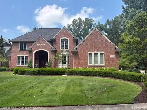 140 Turnberry Ct, Beverly Hills, MI 48025