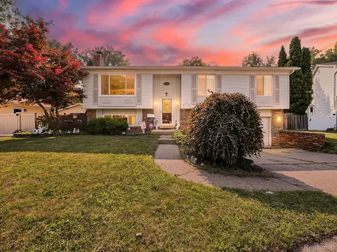 900 Surrey Hts, Westland, MI 48186