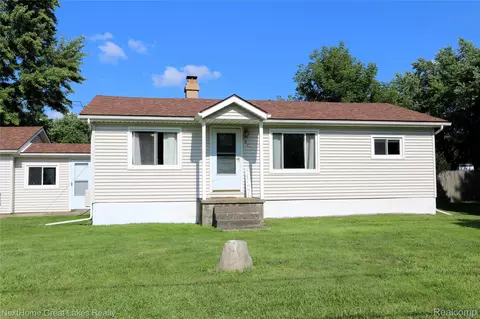5389 Robin Dr, Grand Blanc, MI 48439