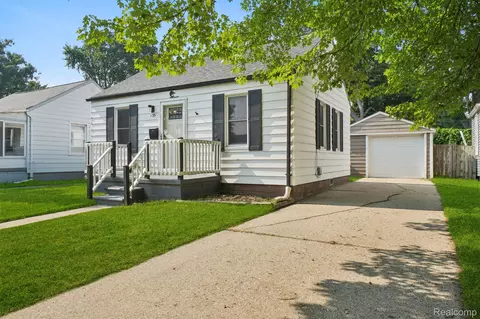135 E Guthrie Ave, Madison Heights, MI 48071