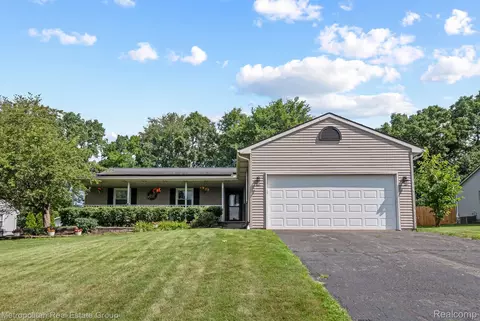 60520 Lamplighter Dr, Lyon, MI 48165