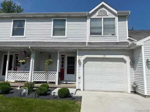 315 Meadow Pointe Dr, Fenton, MI 48430