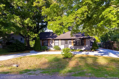 45626 Wakefield St, Shelby Township, MI 48317