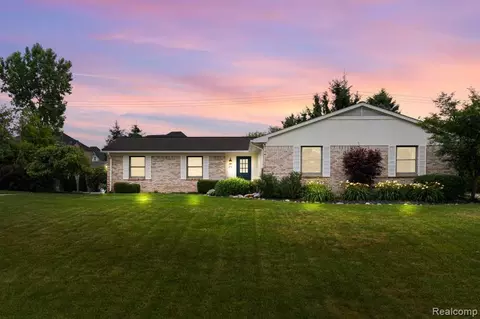 2961 Hartford Ln, Shelby Township, MI 48316