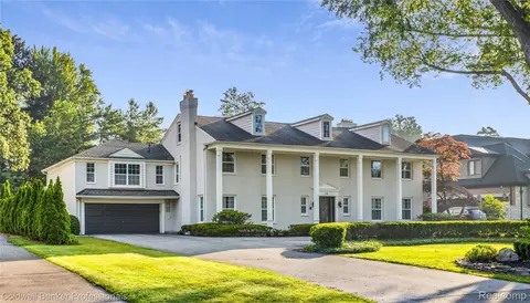 56 Oxford Rd, Village Of Grosse Pointe Shores, MI 48236