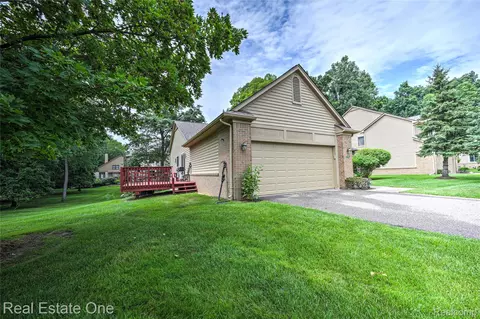 7071 Deerwood Trl #28, West Bloomfield, MI 48323