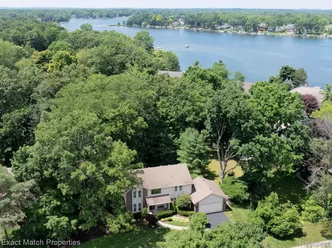 3742 Hearthstone Dr, Commerce, MI 48382