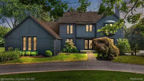 706 Great Oaks Dr, Bloomfield Hills, MI 48304