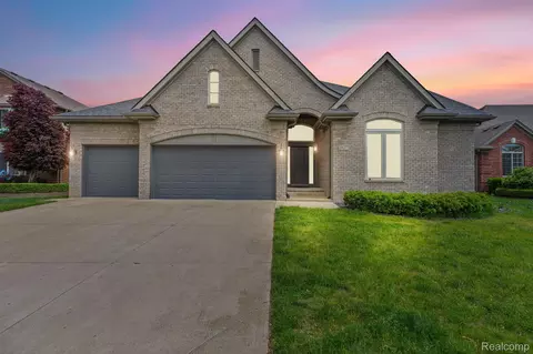 18277 Crenshaw Dr, Macomb, MI 48042