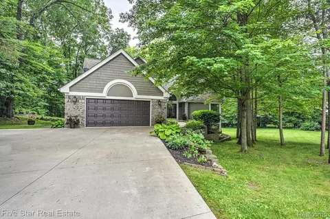 1150 Rolling Pines Dr, Ortonville, MI 48462