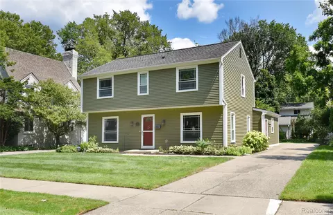 31690 Glencoe Dr, Beverly Hills, MI 48025