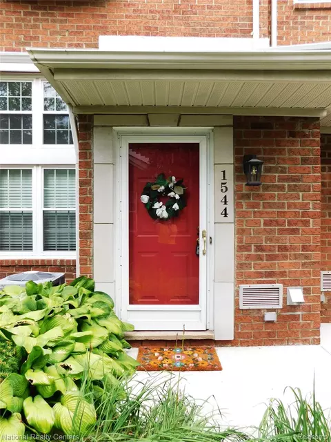1544 Maryland Club Dr, Royal Oak, MI 48067