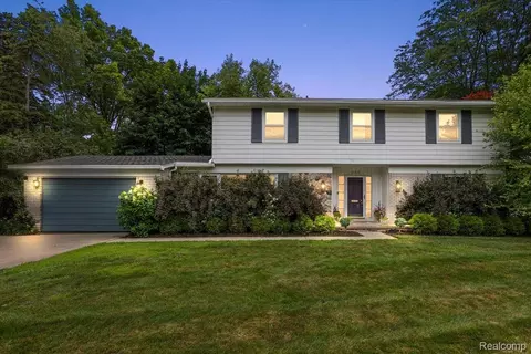 32010 Inglewood St, Beverly Hills, MI 48025