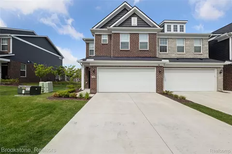 765 Hummingbird Dr, Rochester Hills, MI 48307