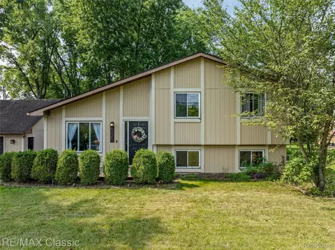 5025 S Pine Knob Trl, Independence, MI 48346