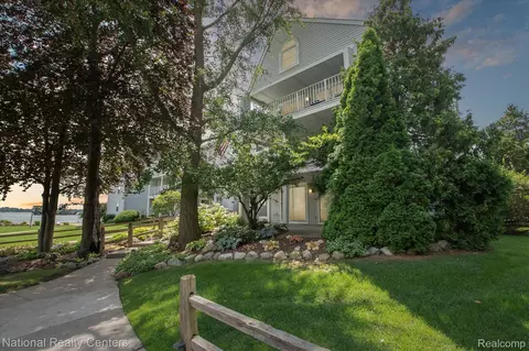 3559 Port Cove Dr #17, Waterford, MI 48328