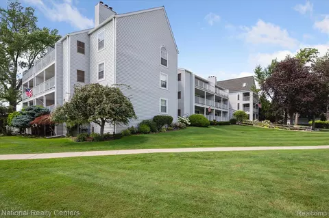 3559 Port Cove Dr #17, Waterford, MI 48328