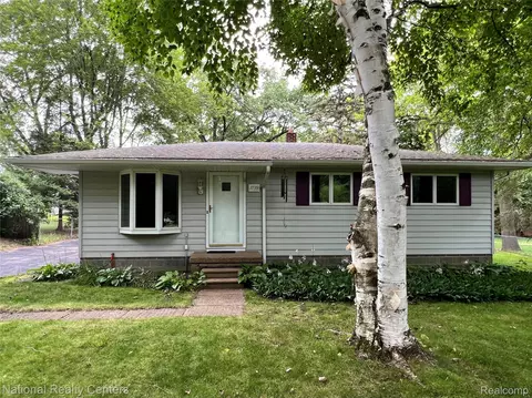 1739 Weymouth St, West Bloomfield, MI 48324