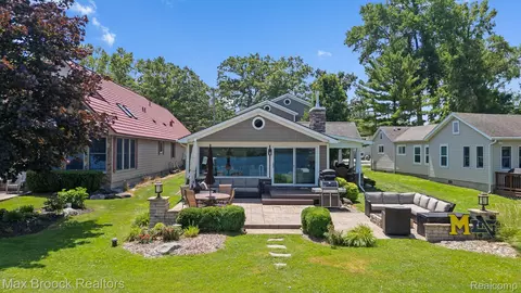 4295 Shoreview Ln, Whitmore Lake, MI 48189