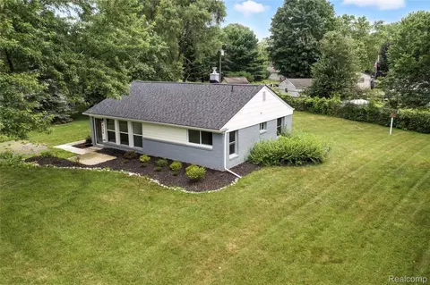 4736 Summerhill Dr, Independence, MI 48346
