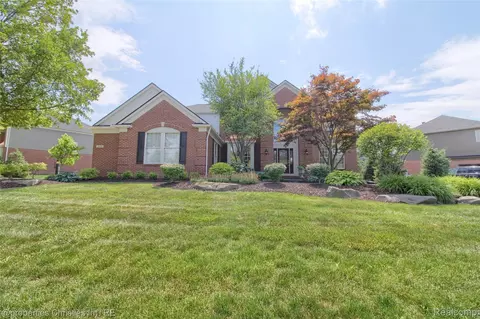 18026 Stonebrook Dr, Northville, MI 48168