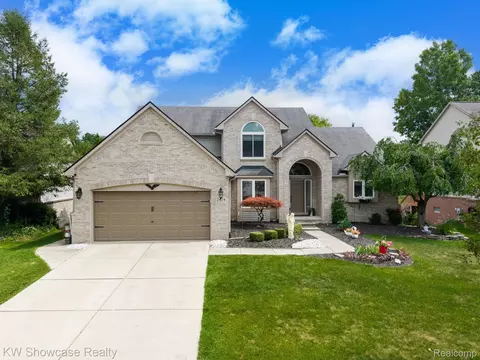 2424 Ivy Hill Dr, Commerce, MI 48382