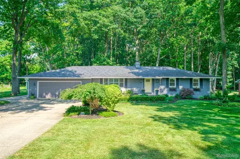 13465 Lakebrook Dr, Tyrone, MI 48430