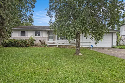 3345 Ridgecliffe Dr, Flint, MI 48532