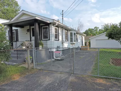 1324 Allen St, Burton, MI 48529