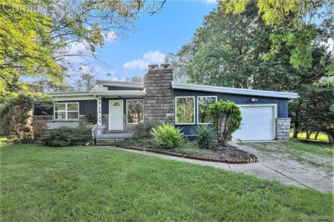 3113 S Center Rd, Burton, MI 48519
