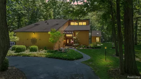 8931 Bridge Rd, Grosse Ile, MI 48138