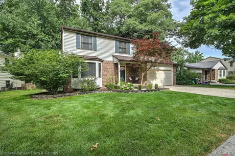 978 Oak Ridge Cir, Brighton, MI 48116
