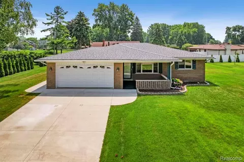 18400 Dennis Ct, Macomb, MI 48044