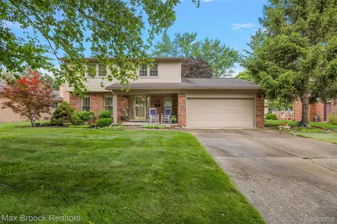 2465 Wexford Dr, Troy, MI 48084
