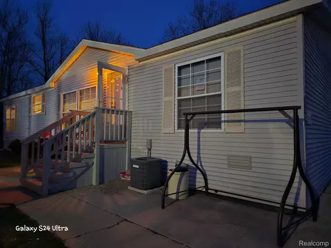 10414 N Park St, Casco, MI 48064